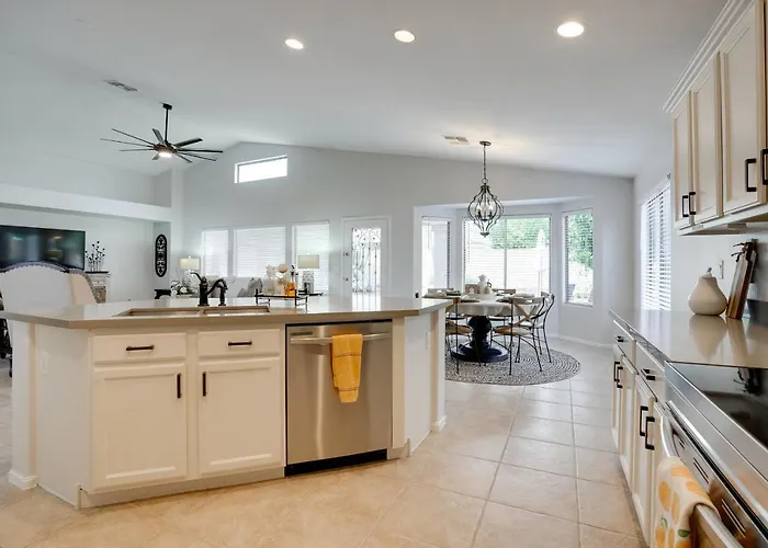 Pool, Fenced Yard: 'sunshine House' Holiday home