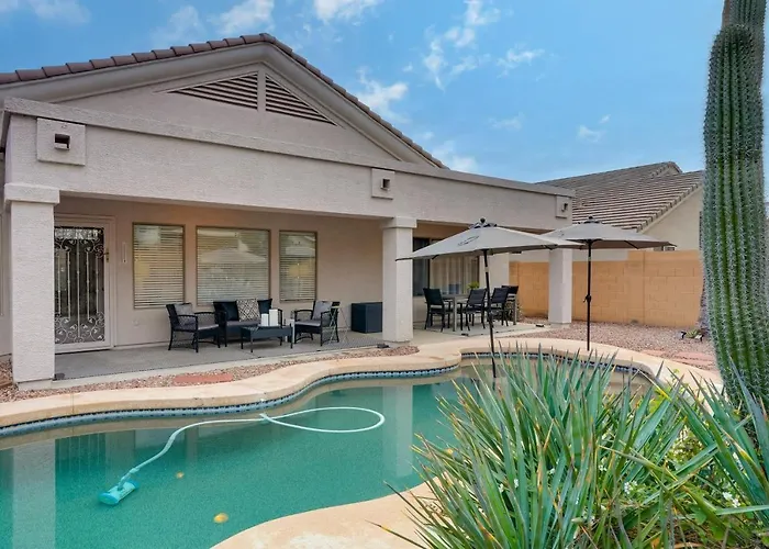 Pool, Fenced Yard: 'sunshine House' Holiday home