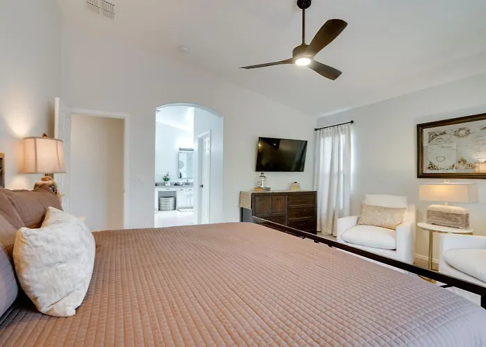 Pool, Fenced Yard: 'sunshine House' Holiday home *