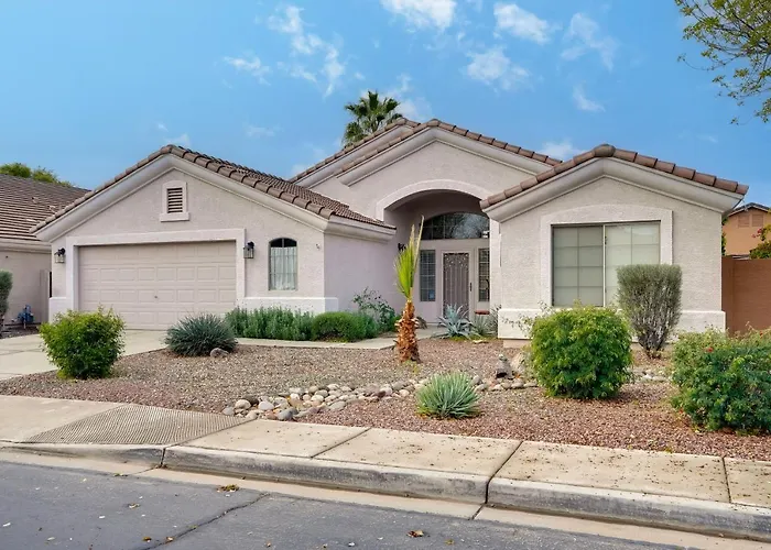 Pool, Fenced Yard: 'sunshine House' Holiday home *